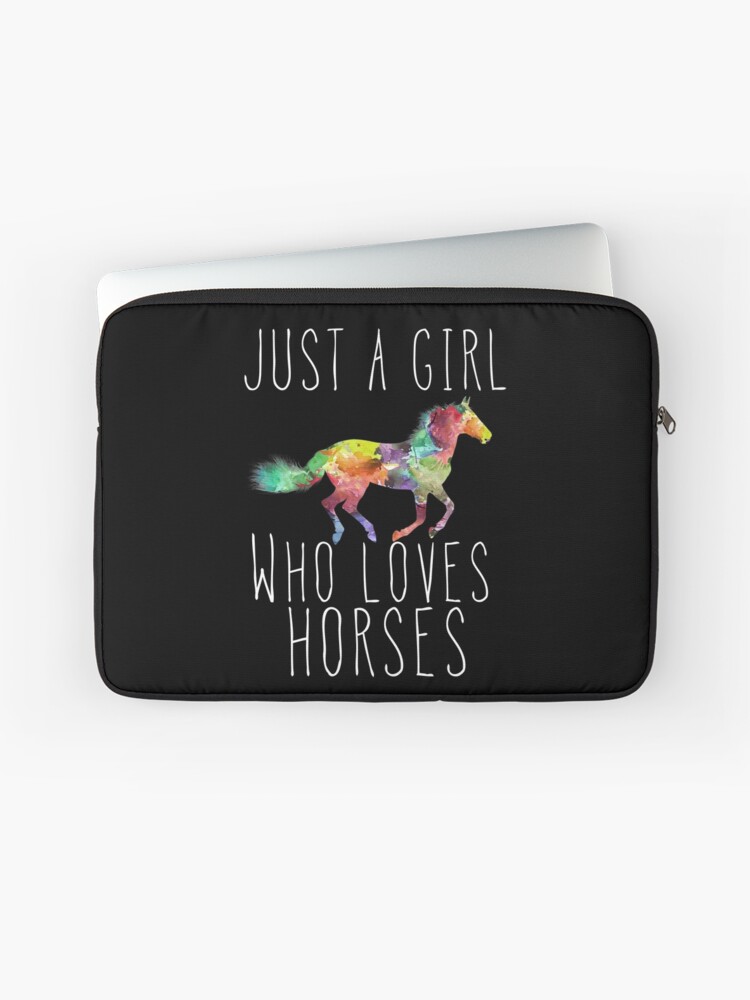 Aperçu 1 sur 2. Housse d'ordinateur avec l'œuvre Juste une fille qui aime les chevaux créée et vendue par cimibaka25.