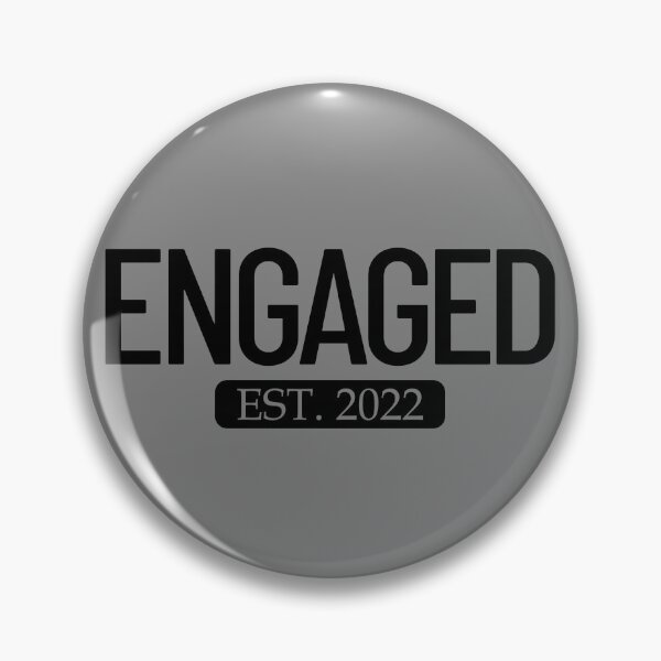 Artikelvorschau, Engaged Est. 2022 Matching Couple Engaged 2022 Fiance Gear entworfen und verkauft von DynamicDesign.