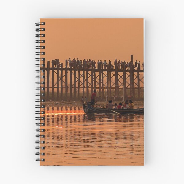 Aperçu de l'œuvre Petit bateau transportant des passagers au coucher du soleil créée et vendue par DNPrints.