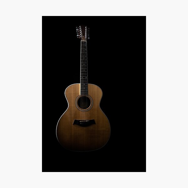Artikelvorschau, Akustikgitarre auf schwarzem Hintergrund - Musik entworfen und verkauft von Lisa Thomas.
