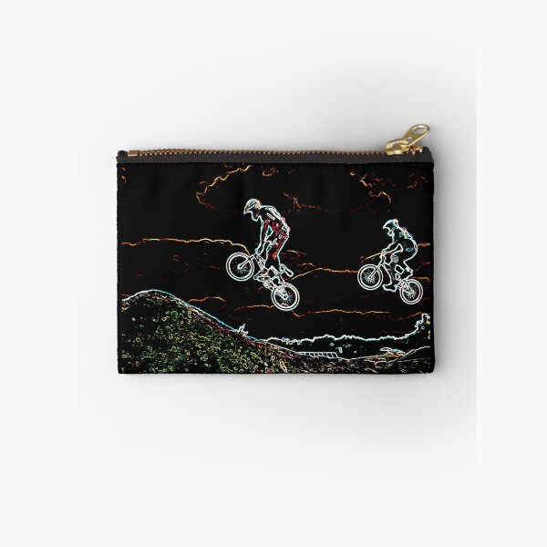 Aperçu de l'œuvre bmx race racing t-shirt créée et vendue par ricobarinas.