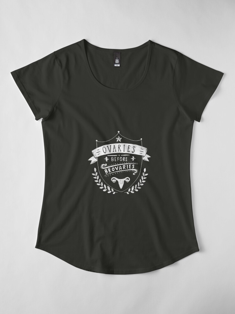 Aperçu 4 sur 6. T-shirt premium échancré avec l'œuvre Ovaires avant brovaires - citation féministe créée et vendue par agrapedesign.