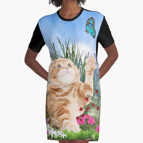 Ingwer-Miezekatze, die mit einem Schmetterling spielt T-Shirt Kleid