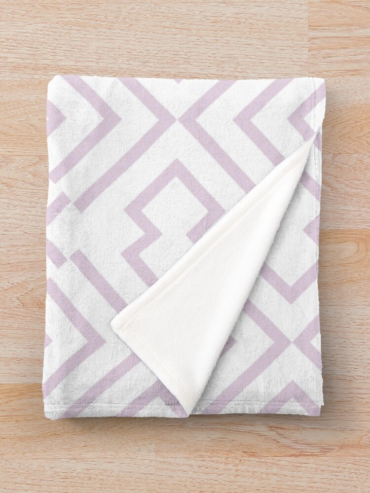 Imagen 3 de 6, Manta con la obra Pastel Purple and White Art Deco Shape Pattern Pairs Valspar 2022 Color of the Year Lilac Lane 1002-4B - Colour Trends, diseñada y vendida por ColorOfTheYears.