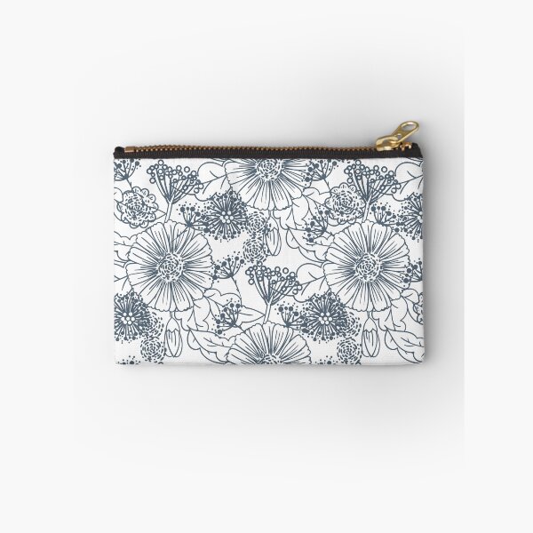 Artikelvorschau, Blue and White Hand Drawn Floral Pattern Pairs Valspar 2022 Color of the Year Mountain River 4005-6C - Colour Trends entworfen und verkauft von ColorOfTheYears.