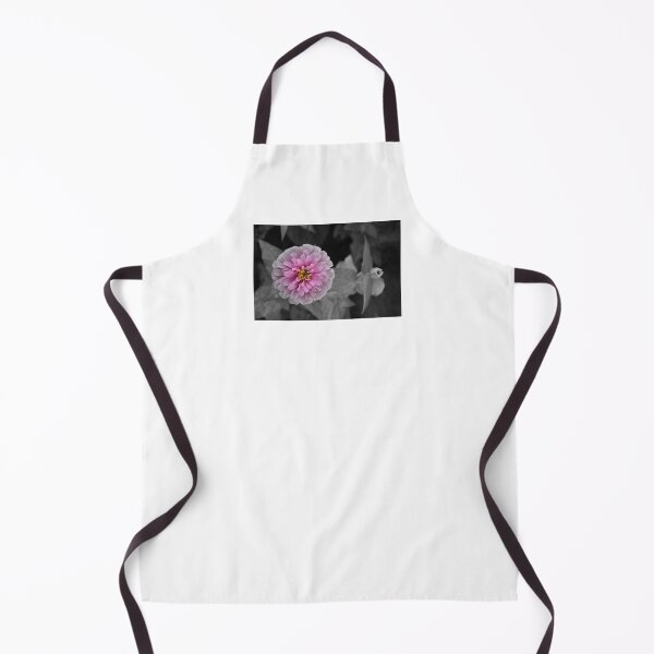 Artikelvorschau, Pink Zinna Flower Bloom Focal Schwarz-Weiß entworfen und verkauft von JariHawk.