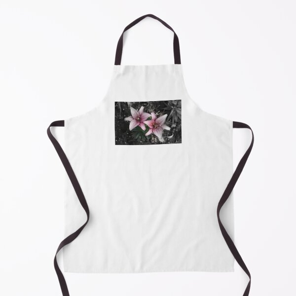 Artikelvorschau, Rosa Tiger-Lilien-Blumen Focal Schwarz-Weiß entworfen und verkauft von JariHawk.