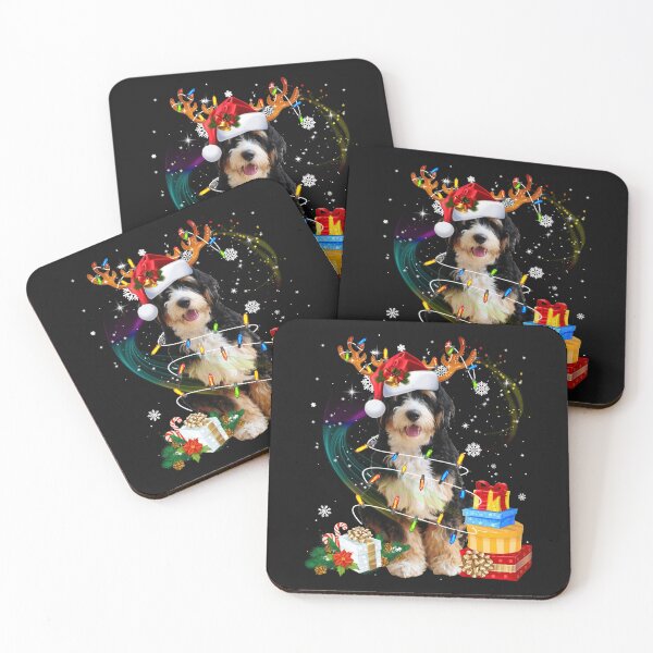 Aperçu de l'œuvre Bernedoodle Reindeer Christmas Lights Funny Dog Xmas Gift Long Sleeve T-Shirt créée et vendue par Chambers-Avara.