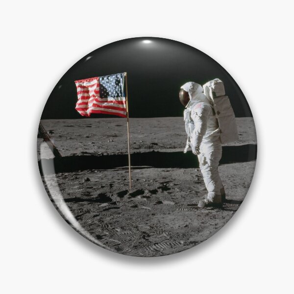 Artikelvorschau, Buzz Aldrin und US-Flagge auf dem Mond Apollo 11 entworfen und verkauft von w1ckerman.