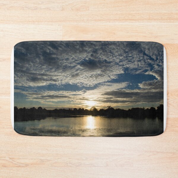 Artikelvorschau, Cloudy sunset over Rushmere Pond, Wimbledon entworfen und verkauft von RumRagephotos.