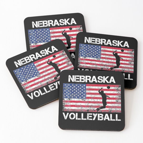 Aperçu de l'œuvre Cadeau du drapeau américain de l'équipe de volley-ball du Nebraska créée et vendue par Volleyball1x3fg.