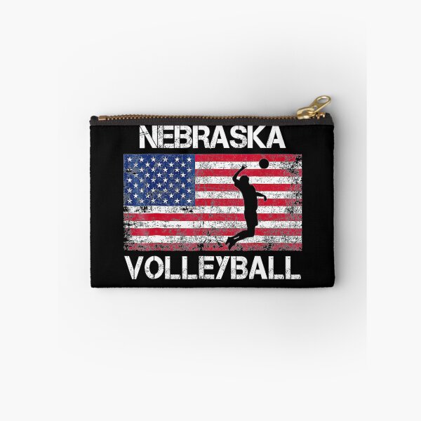 Artikelvorschau, Nebraska Volleyball Team Amerikanische Flagge Geschenk entworfen und verkauft von Volleyball1x3fg.