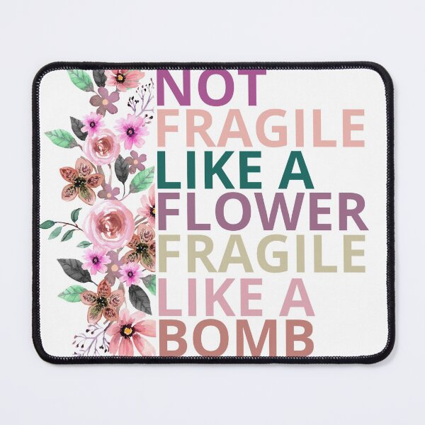 Vista previa del artículo con la obra «No frágil como una flor, frágil como una bomba.», diseñado y vendido por maroon54.
