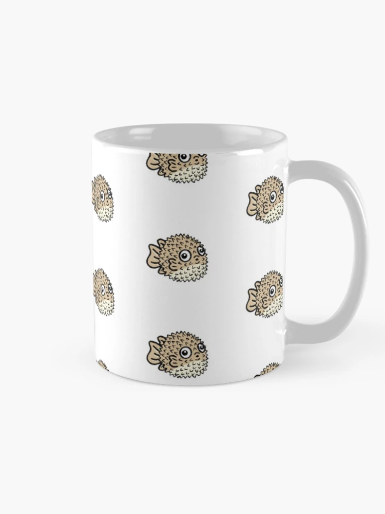 Aperçu 3 sur 6. Mug à café avec l'œuvre Pufferfish créée et vendue par Reeseworks.
