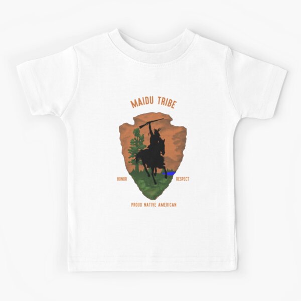 Vista previa del artículo con la obra «Camiseta Maidu Tribu Maidu Native American Indian Pride Vintage Retro Arrow», diseñado y vendido por TobukiDiophe.