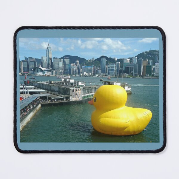 Artikelvorschau, Riesige Gummiente in Hongkong entworfen und verkauft von Linda Walsh.