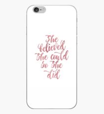 Vinilo o funda para iPhone Ella creía que podía, así que lo hizo Rose Letras de acuarela