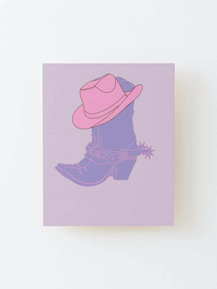 Lámina montada «Botas vaqueras lavanda pastel y sombrero» de  dreamingoutwest | Redbubble