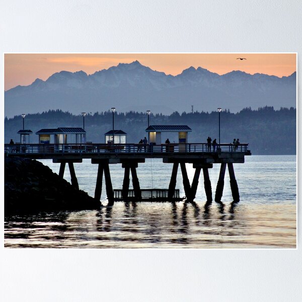 Artikel-Vorschau von Edmonds Fishing Pier bei Sonnenuntergang mit Olympic Mountains, designt und verkauft von lisakayfotos.