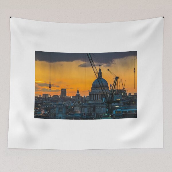 Artikelvorschau, Sonnenuntergang über St. Pauls Cathedral mit Kränen entworfen und verkauft von Graham Prentice.