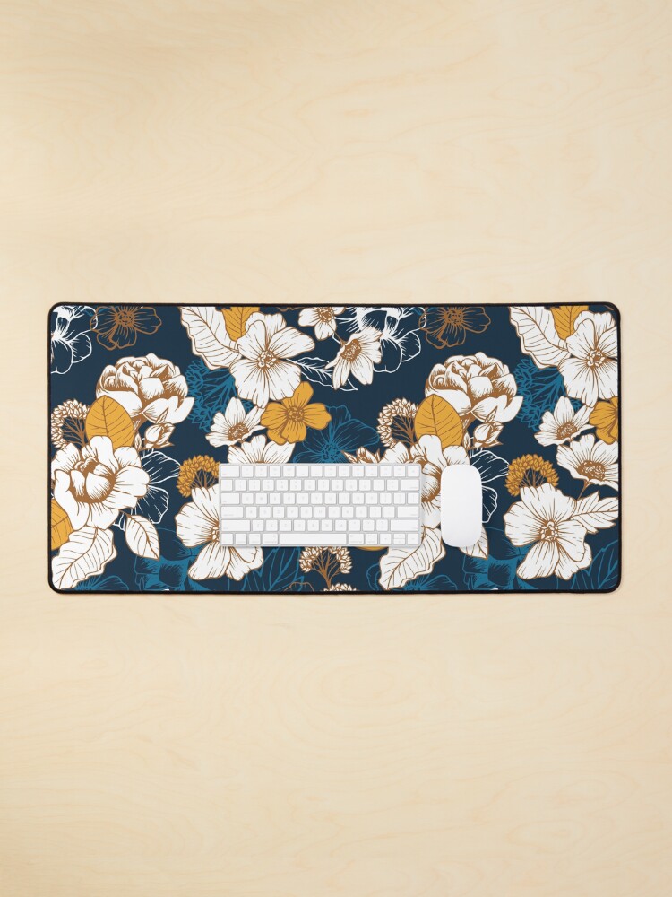 Aperçu 1 sur 5. Tapis de souris avec l'œuvre Modèle sans couture de pivoine et de fleur marine et or créée et vendue par meghanmarie.