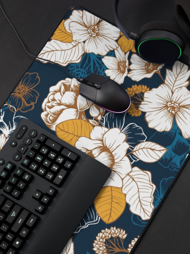 Aperçu 4 sur 5. Tapis de souris avec l'œuvre Modèle sans couture de pivoine et de fleur marine et or créée et vendue par meghanmarie.