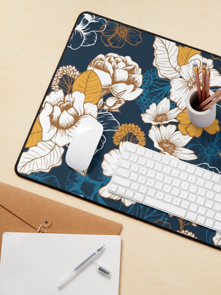 Aperçu 3 sur 5. Tapis de souris avec l'œuvre Modèle sans couture de pivoine et de fleur marine et or créée et vendue par meghanmarie.