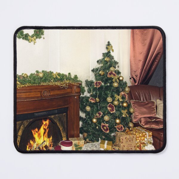 Artikelvorschau, Weihnachtstannenbaum, goldene Weihnachtsdekorationen und Geschenke nahe Kamin im Hauptinnenraum. entworfen und verkauft von IaroslavB.