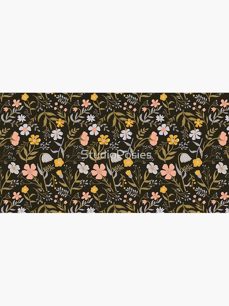 Aperçu 5 sur 5. Tapis de souris avec l'œuvre Imprimé floral violet, rose et jaune du jardin botanique créée et vendue par StudioPosies.