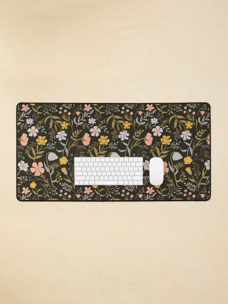 Aperçu 1 sur 5. Tapis de souris avec l'œuvre Imprimé floral violet, rose et jaune du jardin botanique créée et vendue par StudioPosies.