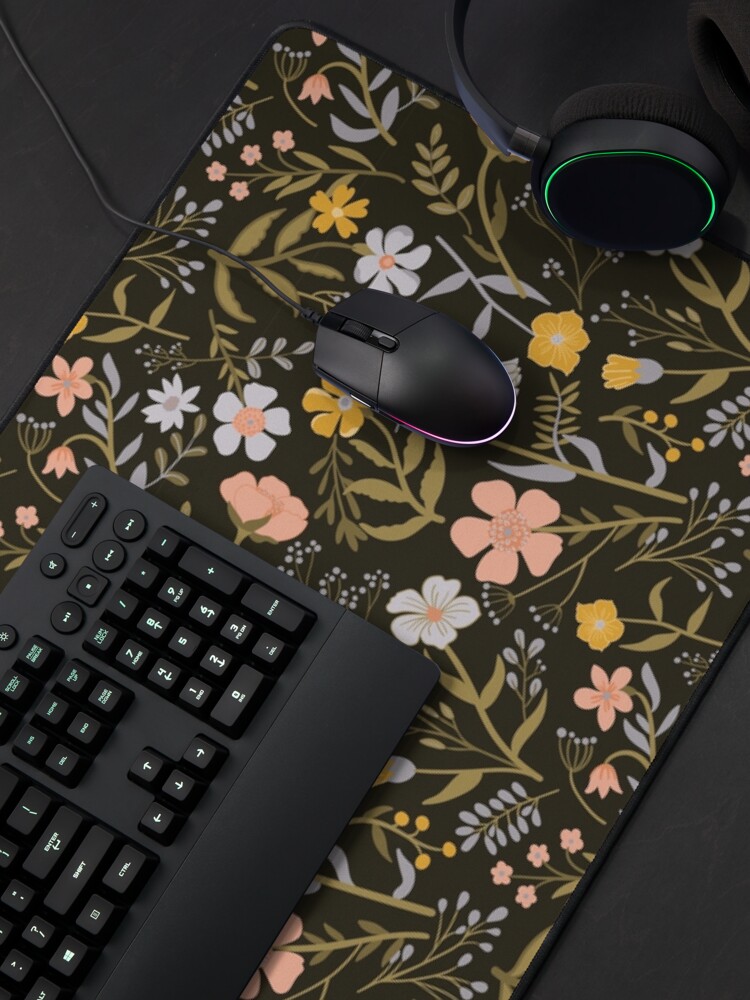 Aperçu 4 sur 5. Tapis de souris avec l'œuvre Imprimé floral violet, rose et jaune du jardin botanique créée et vendue par StudioPosies.