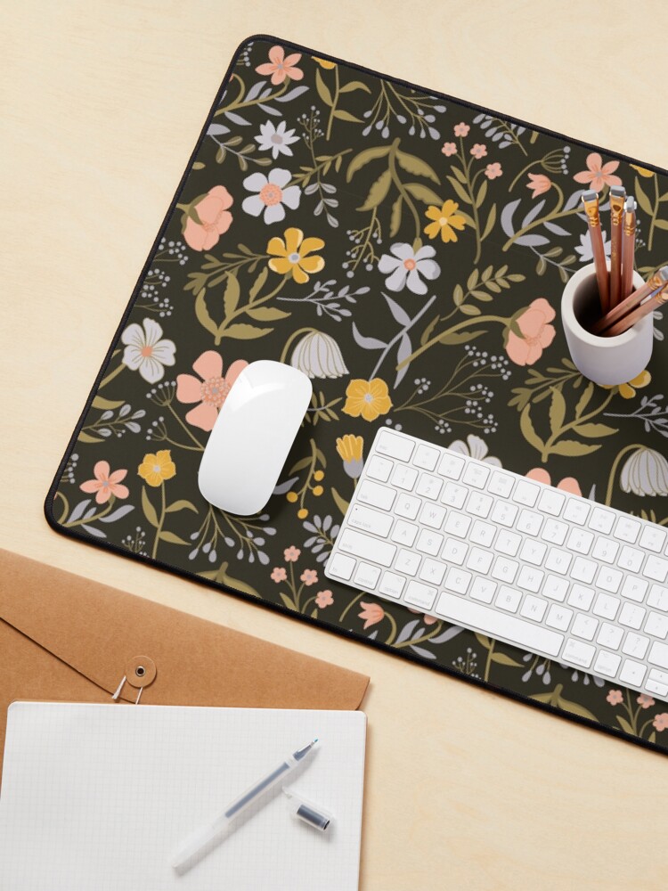 Aperçu 3 sur 5. Tapis de souris avec l'œuvre Imprimé floral violet, rose et jaune du jardin botanique créée et vendue par StudioPosies.