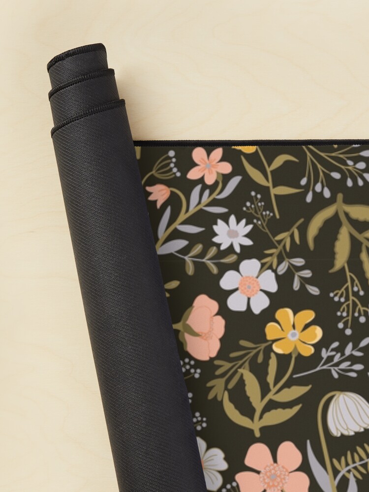Aperçu 2 sur 5. Tapis de souris avec l'œuvre Imprimé floral violet, rose et jaune du jardin botanique créée et vendue par StudioPosies.