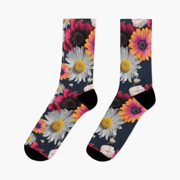 Artikelvorschau, Blumenmuster mit dunkelblauem Hintergrund entworfen und verkauft von BeccaJaneDesign.