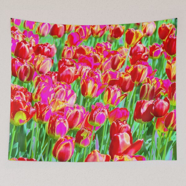 Aperçu de l'œuvre Motifs floraux avec des tulipes rouges, violettes et jaunes en fleurs créée et vendue par IraNiva.