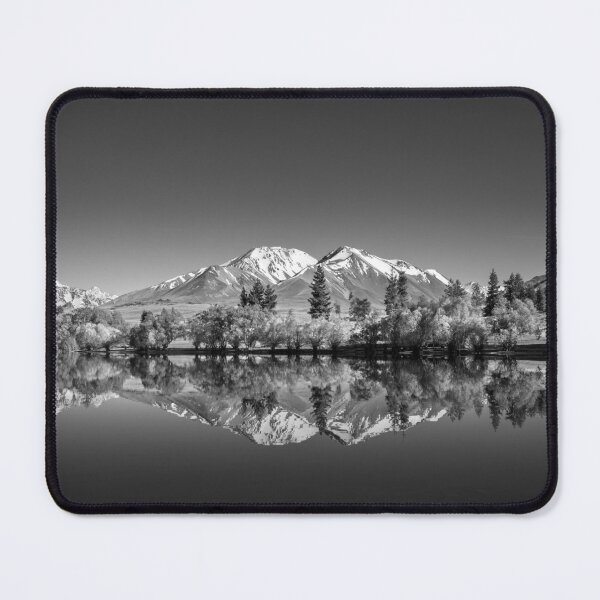 Aperçu de l'œuvre Montagne Noir et Blanc Lac Nature Paysage créée et vendue par JoshuaSmall.