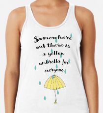 Irgendwo da draußen ist ein gelber Regenschirm für alle da Racerback Tank Top