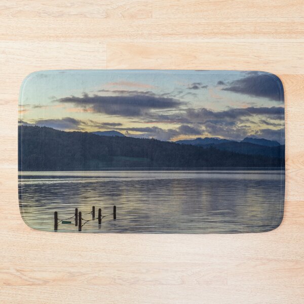 Artikelvorschau, Lake Windermere nach starkem Regen mit Pfosten unter Wasser entworfen und verkauft von Cameranick.