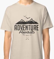 Camiseta clásica ADVENTURE AWAITS