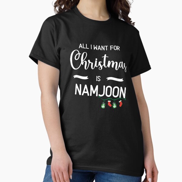 Artikel-Vorschau von Alles was ich zu Weihnachten will ist Namjoon| Weißer fetter Text auf Schwarz, designt und verkauft von Daebakshop.