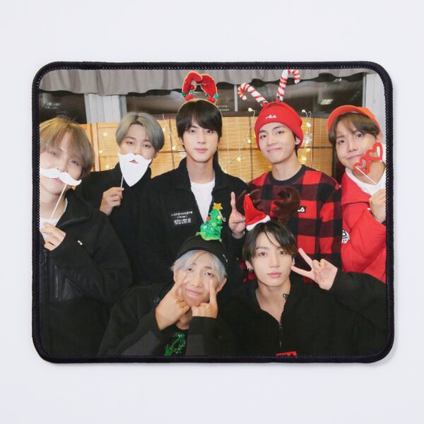 Artikelvorschau, Es ist Weihnachten mit BTS entworfen und verkauft von jordanparryy.