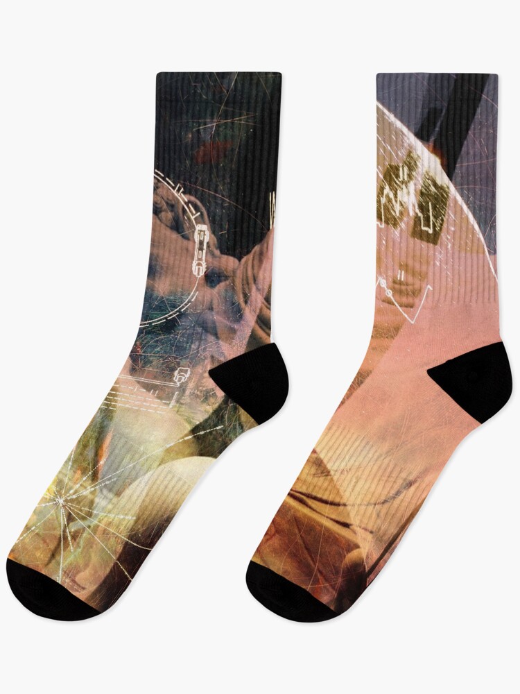 Aperçu 1 sur 5. Chaussettes avec l'œuvre Spaceship Earth créée et vendue par Kayrosis.