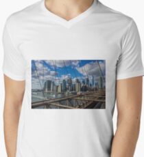 Camiseta para hombre de cuello en v Brooklyn Bridge, New York, USA.