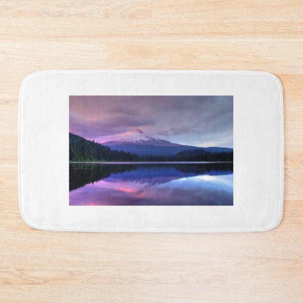 Artikelvorschau, Trillium Lake At Dusk entworfen und verkauft von Jennifer Hulbert-Hortman.