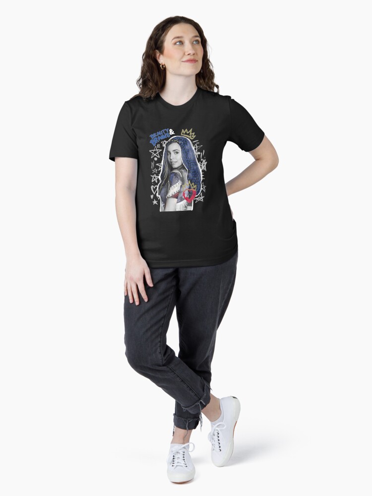 Imagen 4 de 7, Camiseta esencial con la obra Evie Collage Evie se va a la universidad, diseñada y vendida por Victoriawhite69.