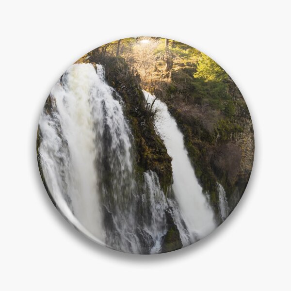 Artikelvorschau, Der Wasserfall im MacArthur-Burney Falls Memorial State Park in Kalifornien entworfen und verkauft von OrcaNature.