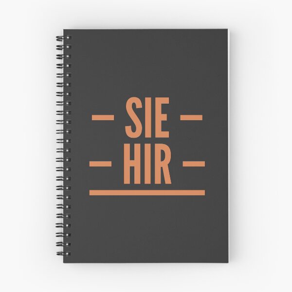 Artikelvorschau, Sie/Hir-Pronomen entworfen und verkauft von Vira Magnus Layton.