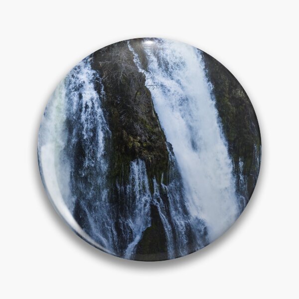 Artikelvorschau, Der Wasserfall im MacArthur-Burney Falls Memorial State Park in Kalifornien entworfen und verkauft von OrcaNature.