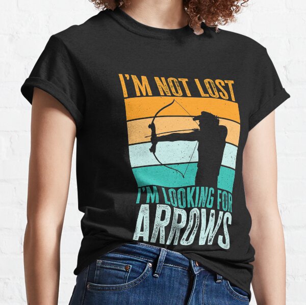 Vista previa del artículo con la obra «No estoy perdido, estoy buscando flechas. Amante del tiro con arco retro vintage, regalo para arqueros», diseñado y vendido por AS-Shirts.