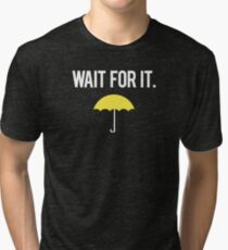 Warte darauf. Vintage T-Shirt